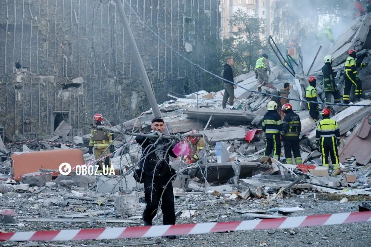 У Києві внаслідок російської атаки обвалилася частина багатоповерхівки: на місці працюють рятувальники. Фото і відео