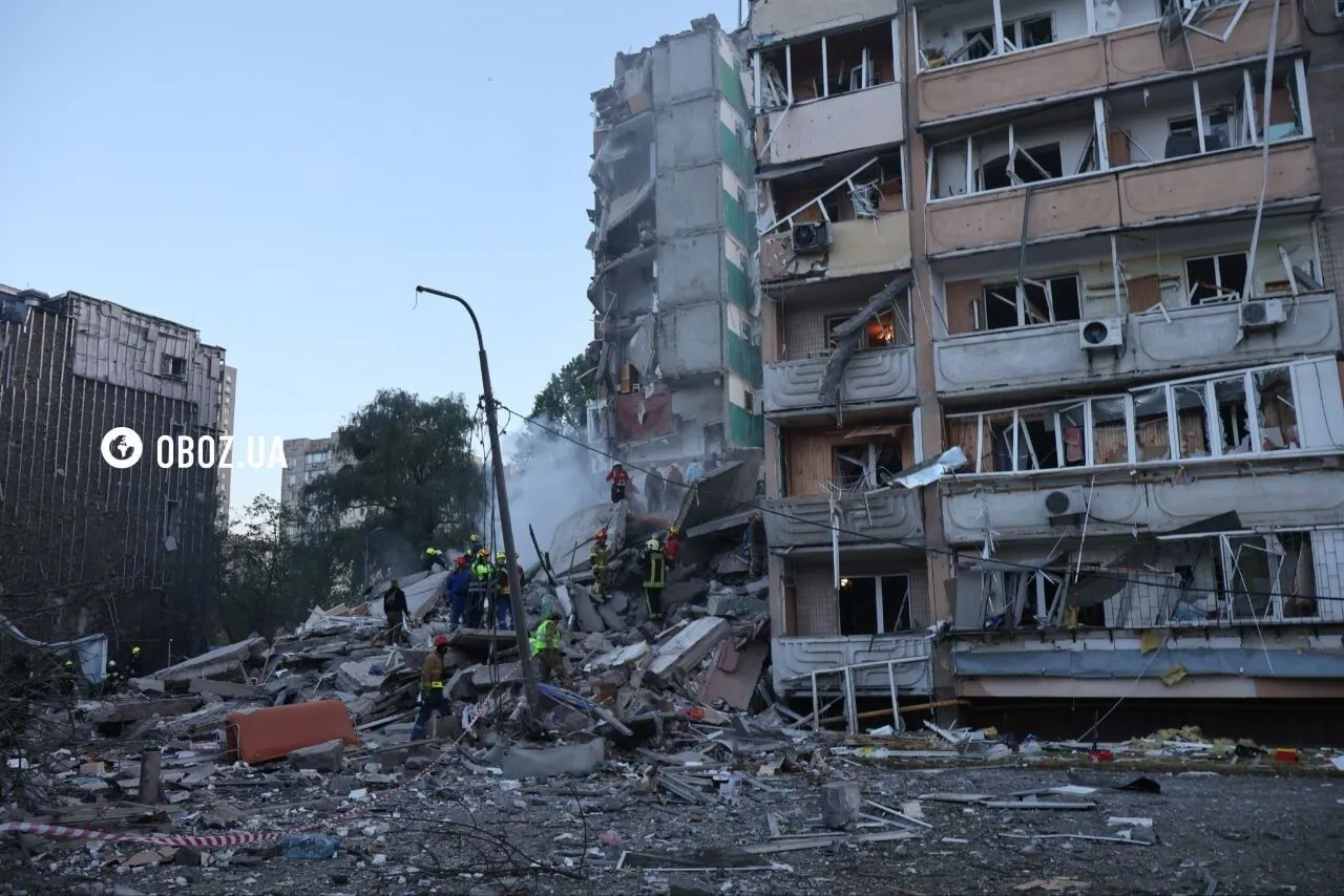 У Києві внаслідок російської атаки обвалилася частина багатоповерхівки: на місці працюють рятувальники. Фото і відео