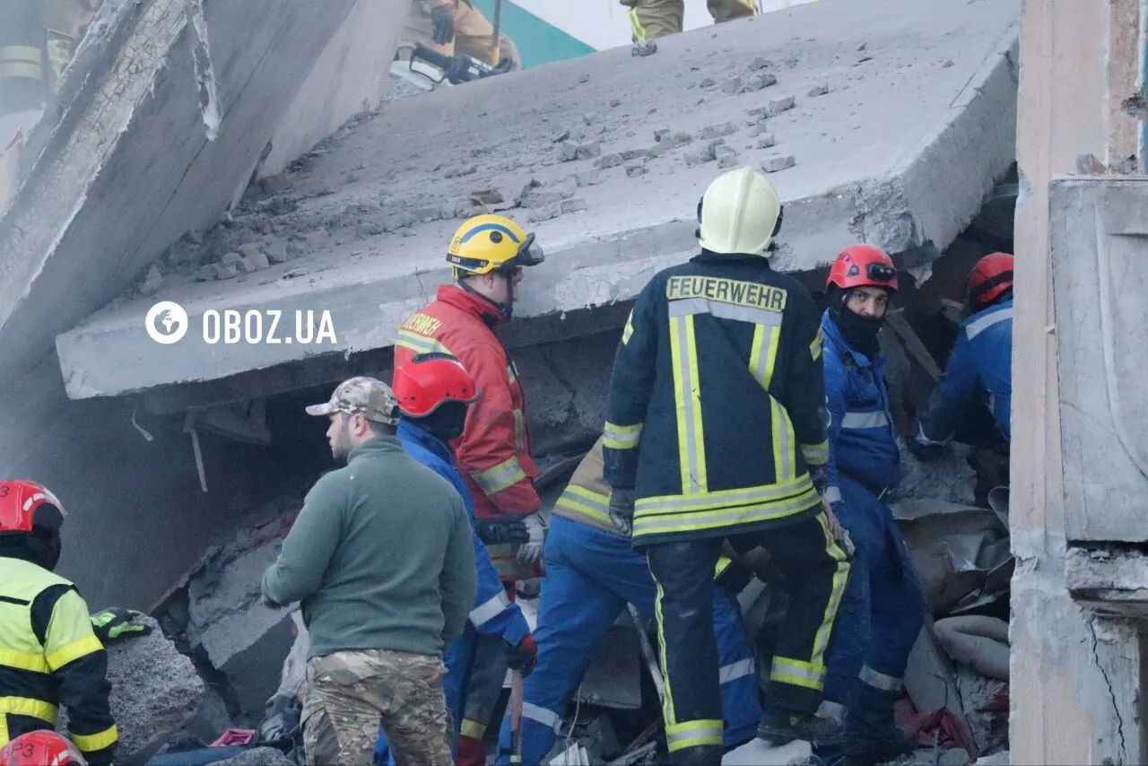У Києві внаслідок російської атаки обвалилася частина багатоповерхівки: на місці працюють рятувальники. Фото і відео