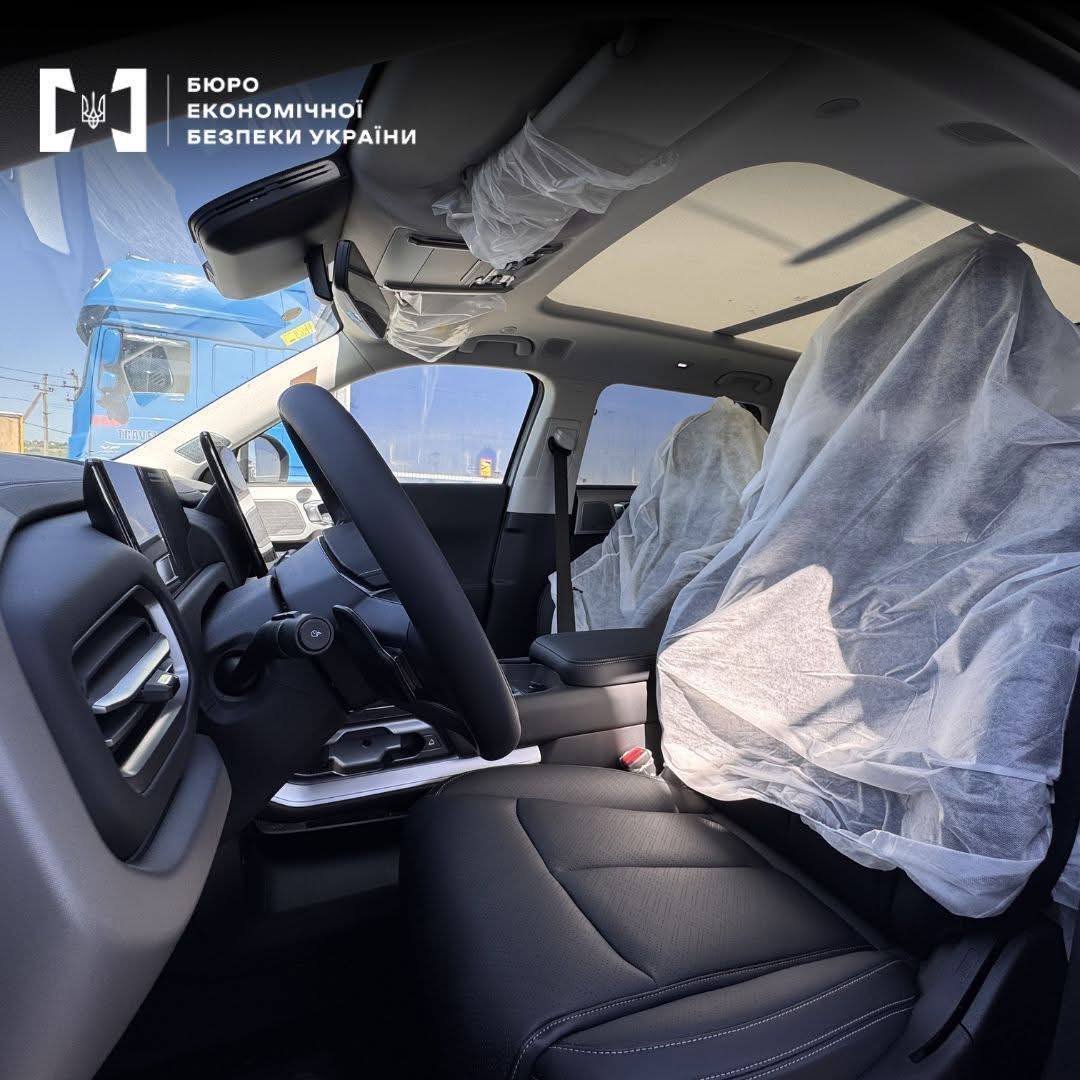 Контрабандні автівки зсередини.