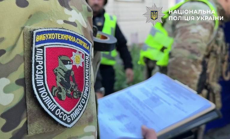 Поліцейські на місці атаки.
