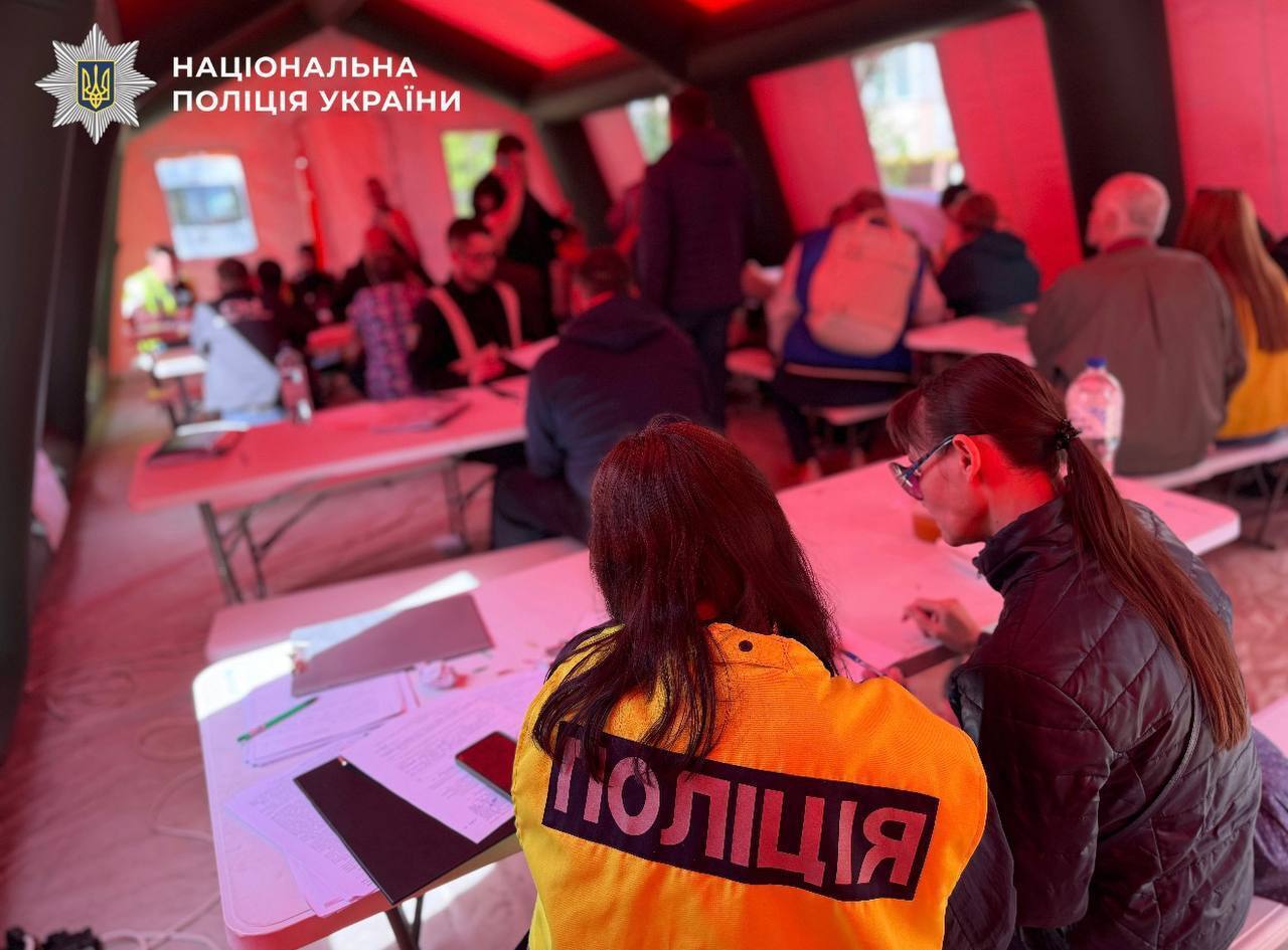 Поліцейські на місці атаки.