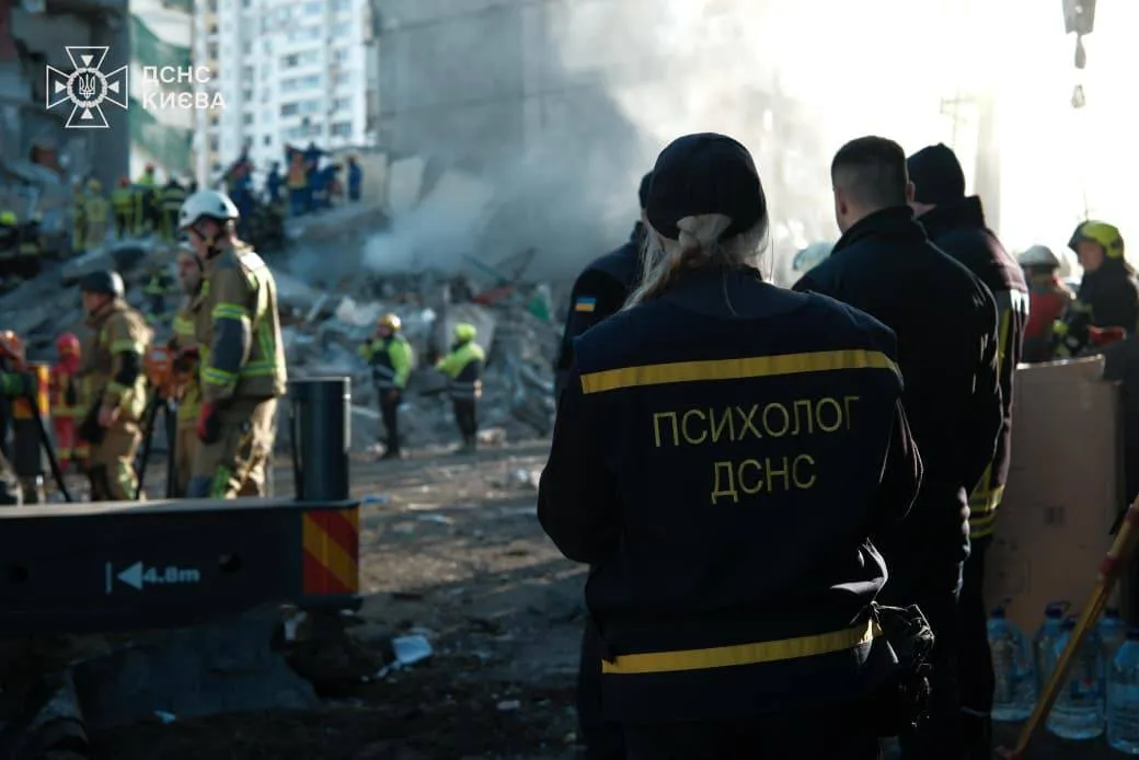 "Люди просто жили свою жизнь": спасатели показали трагическое фото разрушенного подъезда в Киеве