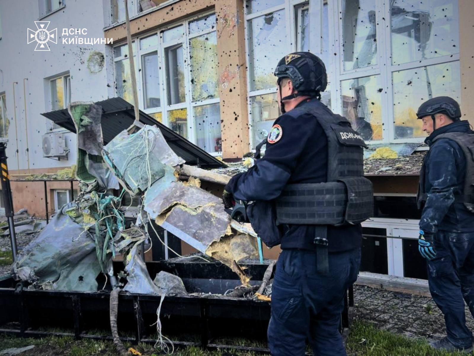 Под Киевом в квартиру дома залетела боевая часть российской ракеты. Фото и видео
