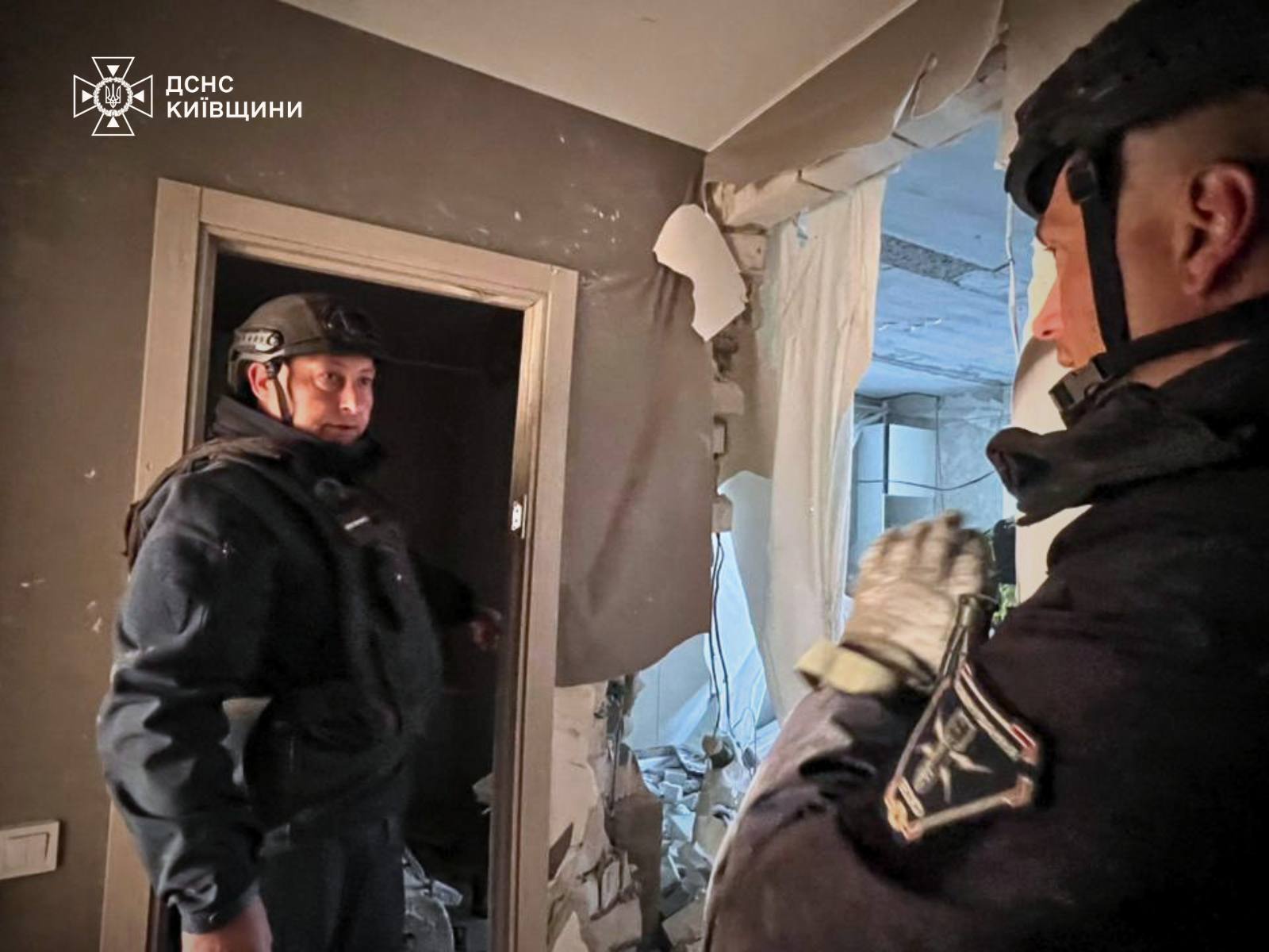 Под Киевом в квартиру дома залетела боевая часть российской ракеты. Фото и видео