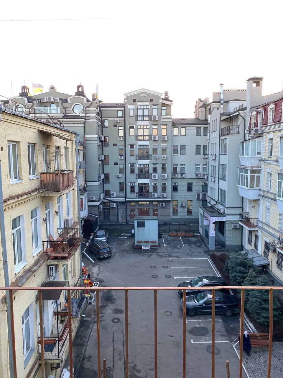 Комната находится на Контрактовой площади