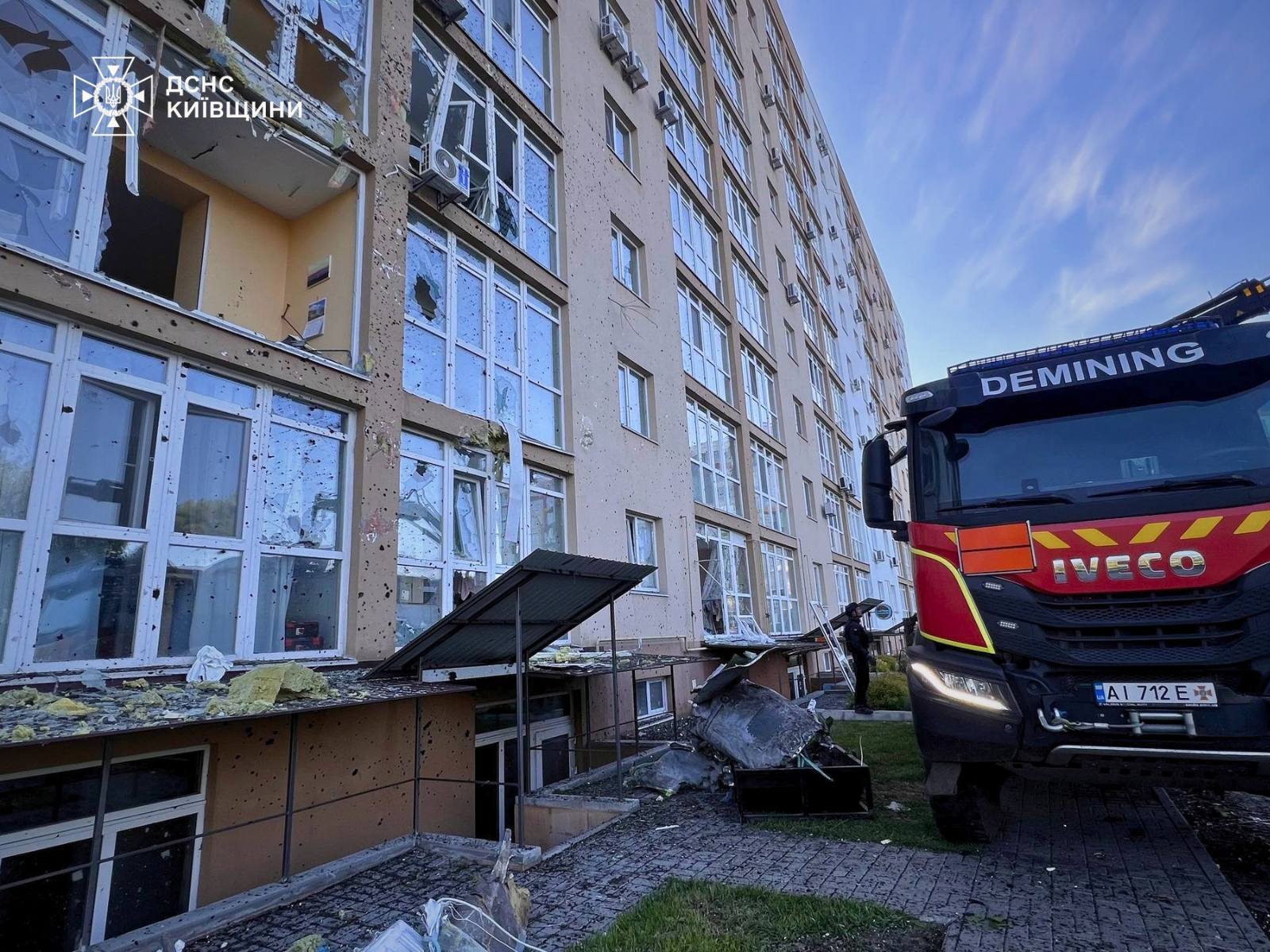 Под Киевом в квартиру дома залетела боевая часть российской ракеты. Фото и видео