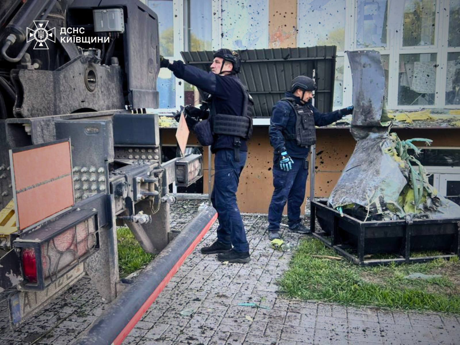 Под Киевом в квартиру дома залетела боевая часть российской ракеты. Фото и видео