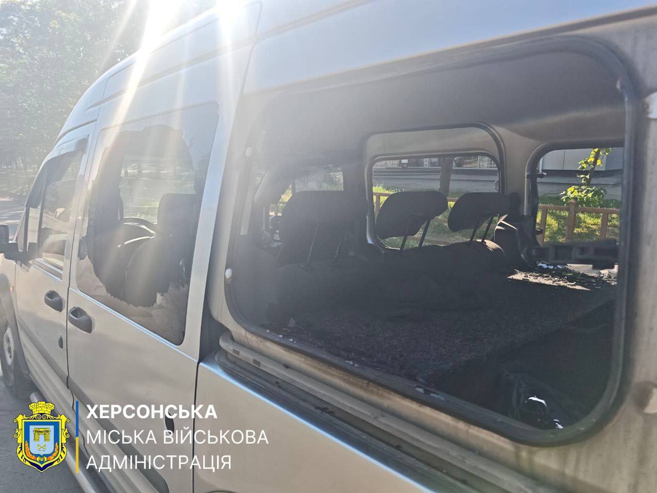 Оккупанты ударили дроном по авто в Херсоне: пострадали четыре человека