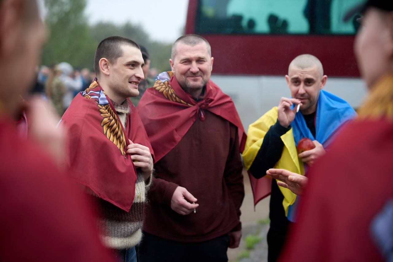 Украина и Россия провели первый этап обмена пленными: среди освобожденных рядовые, сержанты и офицеры. Фото и видео