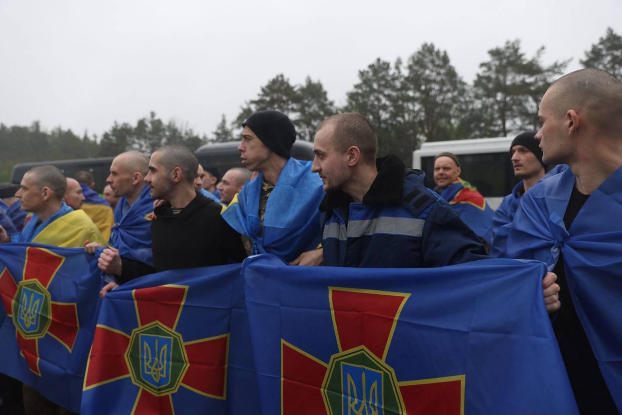 Украина и Россия провели первый этап обмена пленными: среди освобожденных рядовые, сержанты и офицеры. Фото и видео