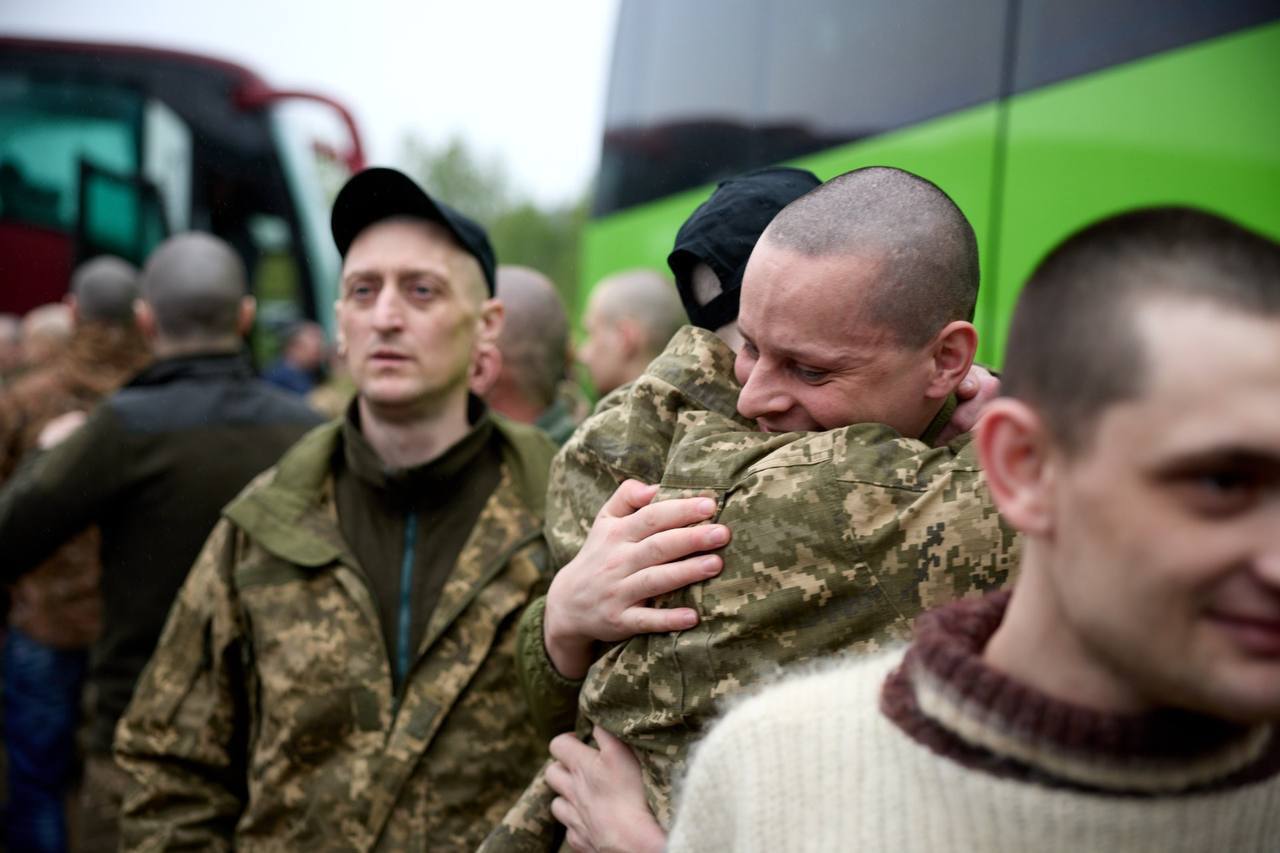 Украина и Россия провели первый этап обмена пленными: среди освобожденных рядовые, сержанты и офицеры. Фото и видео