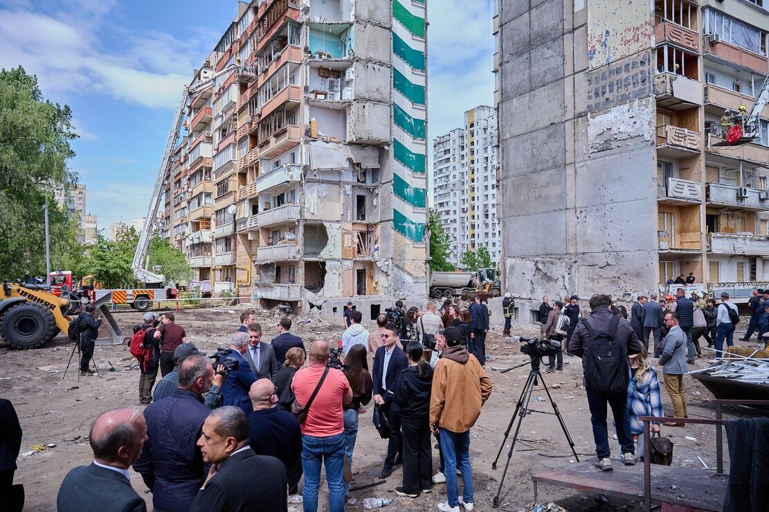 "Свидетельство нежелания агрессора прекращать войну": иностранным дипломатам показали последствия удара РФ по дому в Киеве. Фото