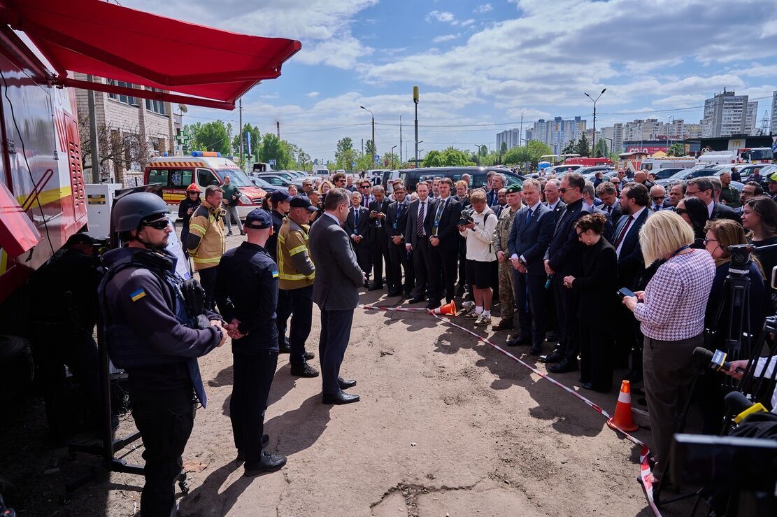 "Свидетельство нежелания агрессора прекращать войну": иностранным дипломатам показали последствия удара РФ по дому в Киеве. Фото