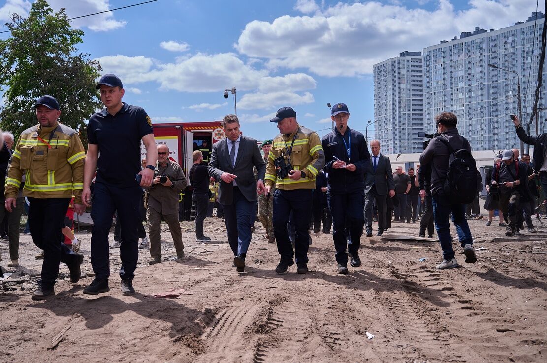"Свидетельство нежелания агрессора прекращать войну": иностранным дипломатам показали последствия удара РФ по дому в Киеве. Фото
