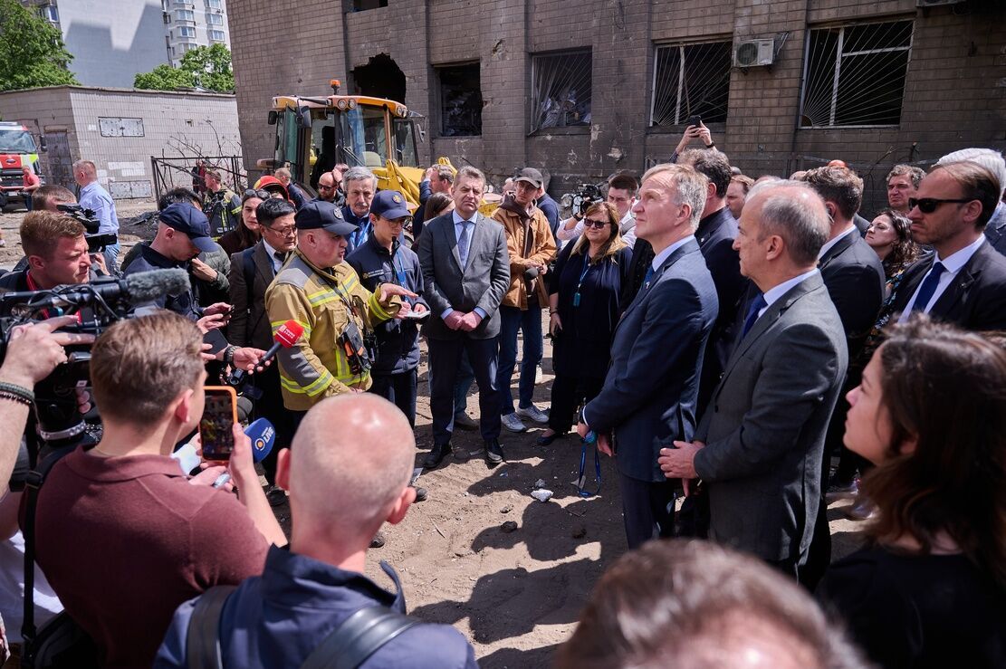 "Свидетельство нежелания агрессора прекращать войну": иностранным дипломатам показали последствия удара РФ по дому в Киеве. Фото