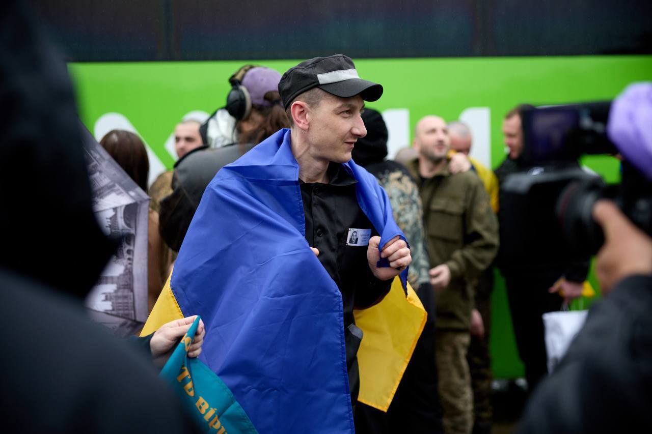 Украина и Россия провели первый этап обмена пленными: среди освобожденных рядовые, сержанты и офицеры. Фото и видео