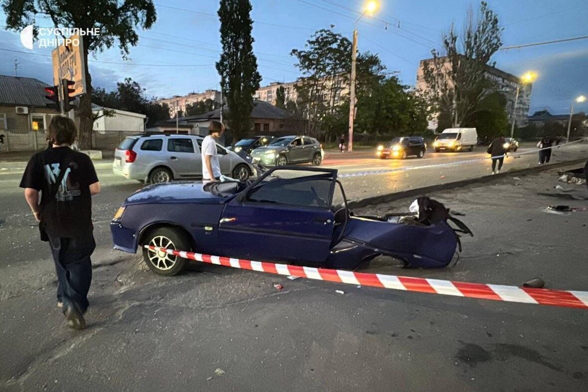 У Дніпрі водій влетів у зупинку транспорту: від удару людей відкинуло на дорогу. Відео