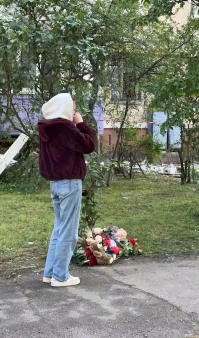 Квіти, фото та дитячі іграшки: у Києві люди вшановують пам'ять загиблих в будинку внаслідок атаки РФ. Фото та відео
