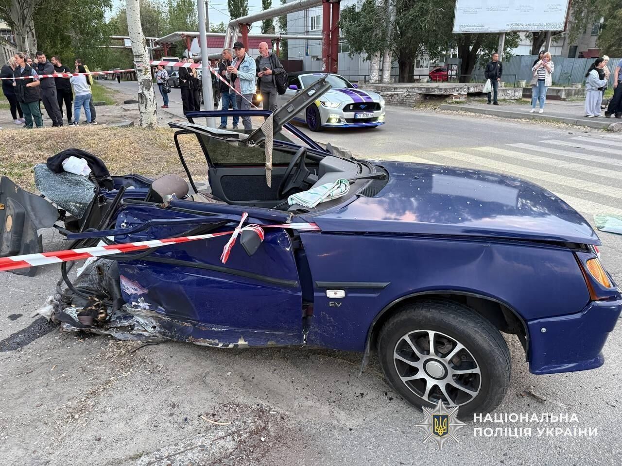 У Дніпрі водій влетів у зупинку транспорту: від удару людей відкинуло на дорогу. Відео