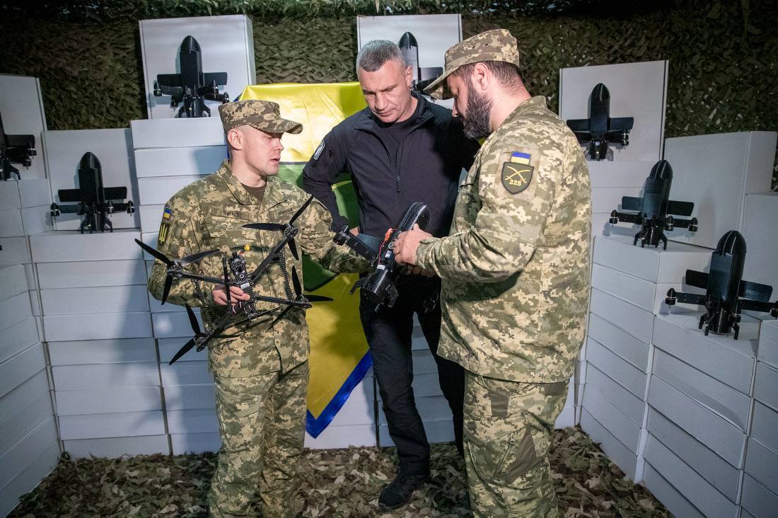 Нова партія допомоги: Кличко передав українським захисникам понад 3 тис. дронів. Фото