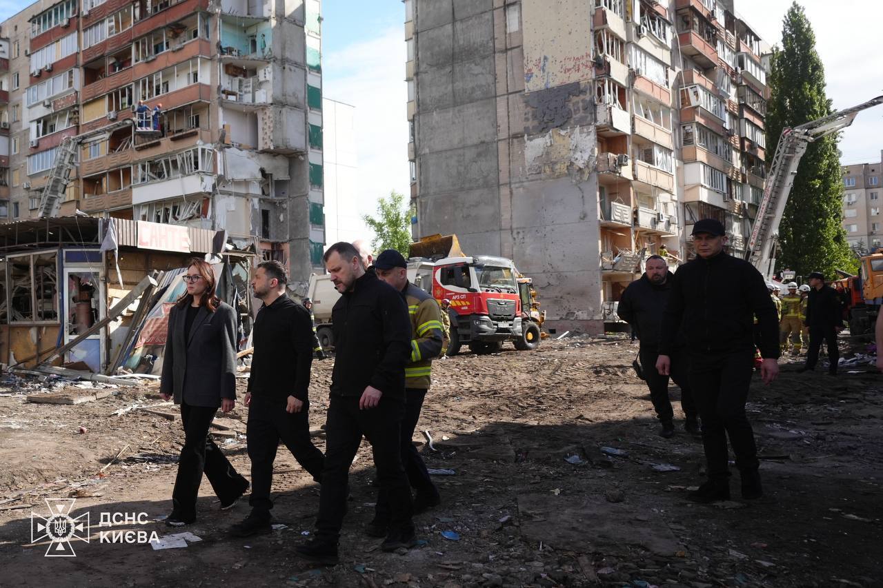"Світ має пам’ятати, яку ціну щодня платить Україна": Зеленський вшанував пам’ять загиблих внаслідок удару РФ по будинку в Києві