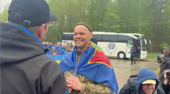 Звільнений воїн відзначає 36 років у день обміну