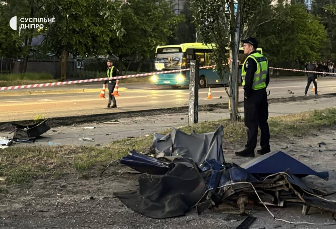 У Дніпрі водій влетів у зупинку транспорту: від удару людей відкинуло на дорогу. Відео
