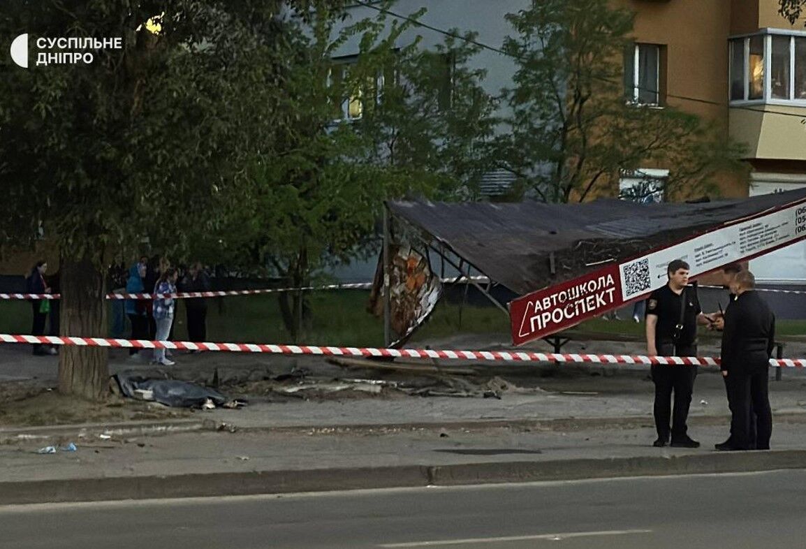У Дніпрі водій влетів у зупинку транспорту: від удару людей відкинуло на дорогу. Відео