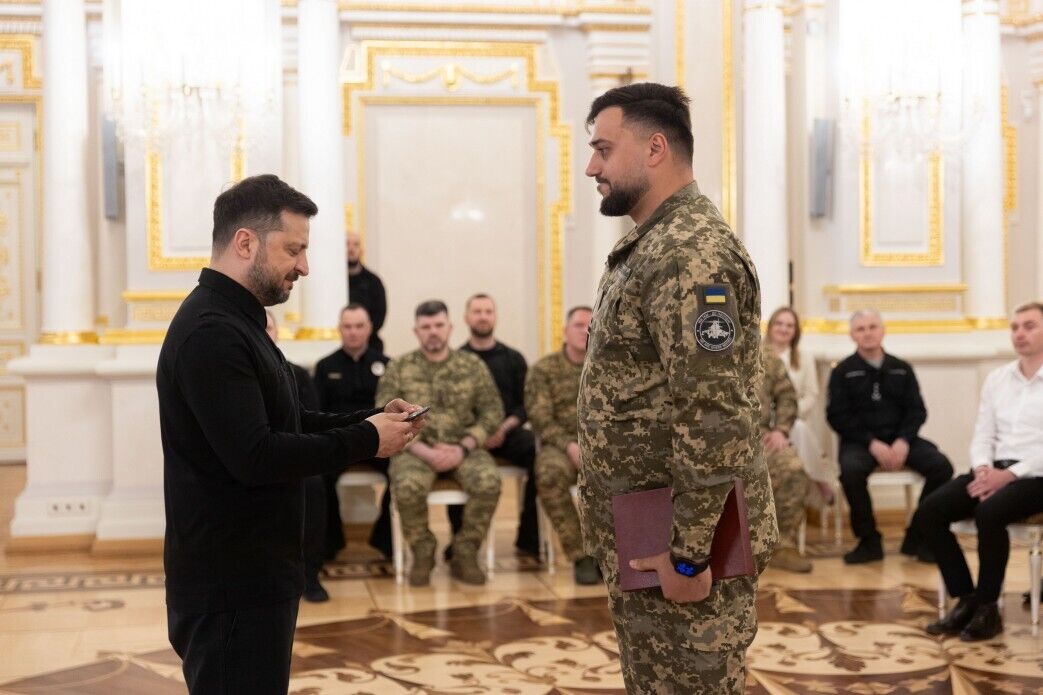 "П’ятий рік ми стоїмо проти ворога": Зеленський вручив нагороди українським військовим. Відео