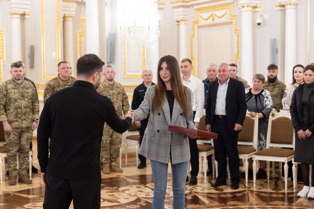 "П’ятий рік ми стоїмо проти ворога": Зеленський вручив нагороди українським військовим. Відео