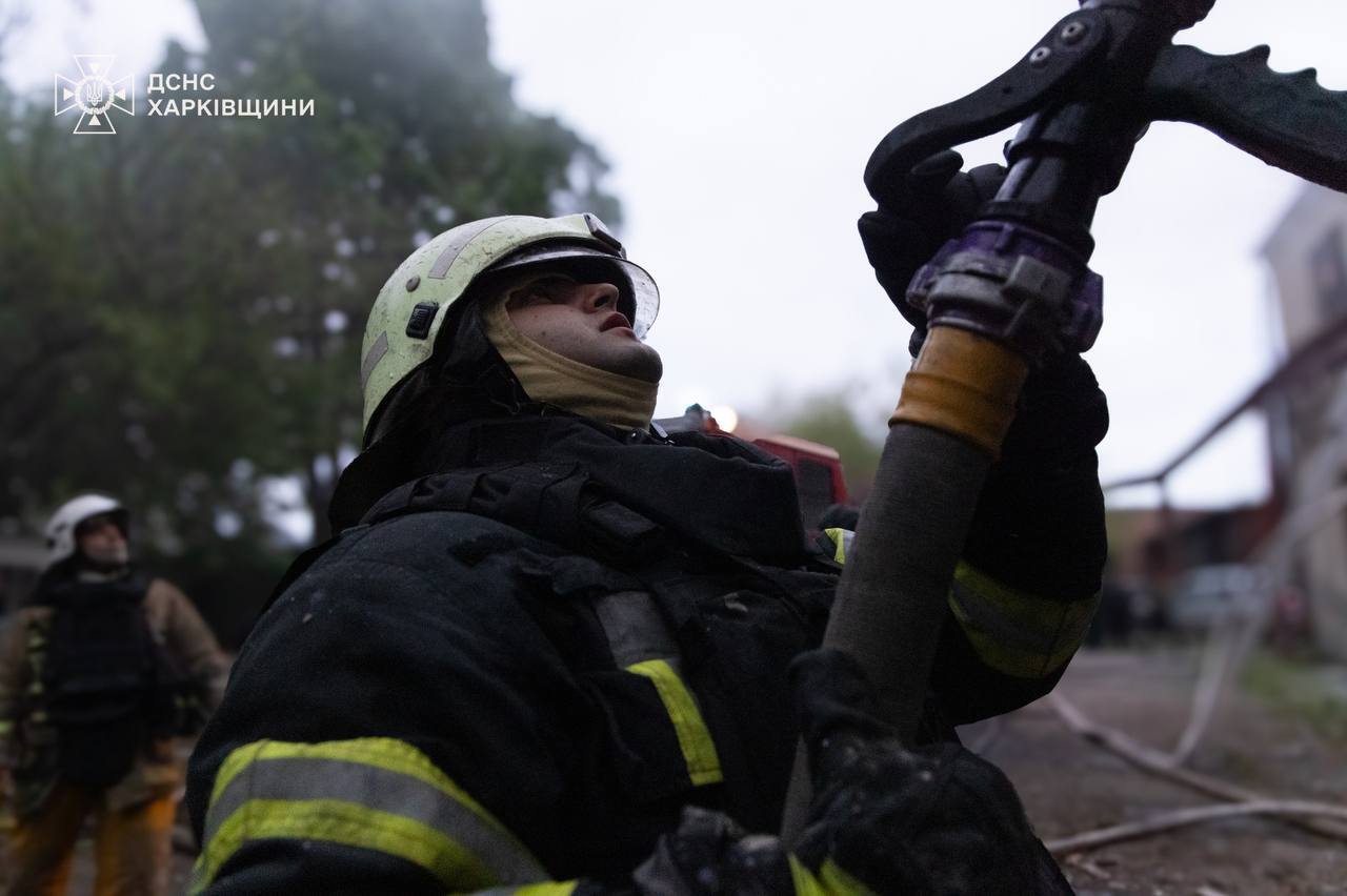Окупанти підступно атакували Харків: спалахнули пожежі, є постраждалі. Фото