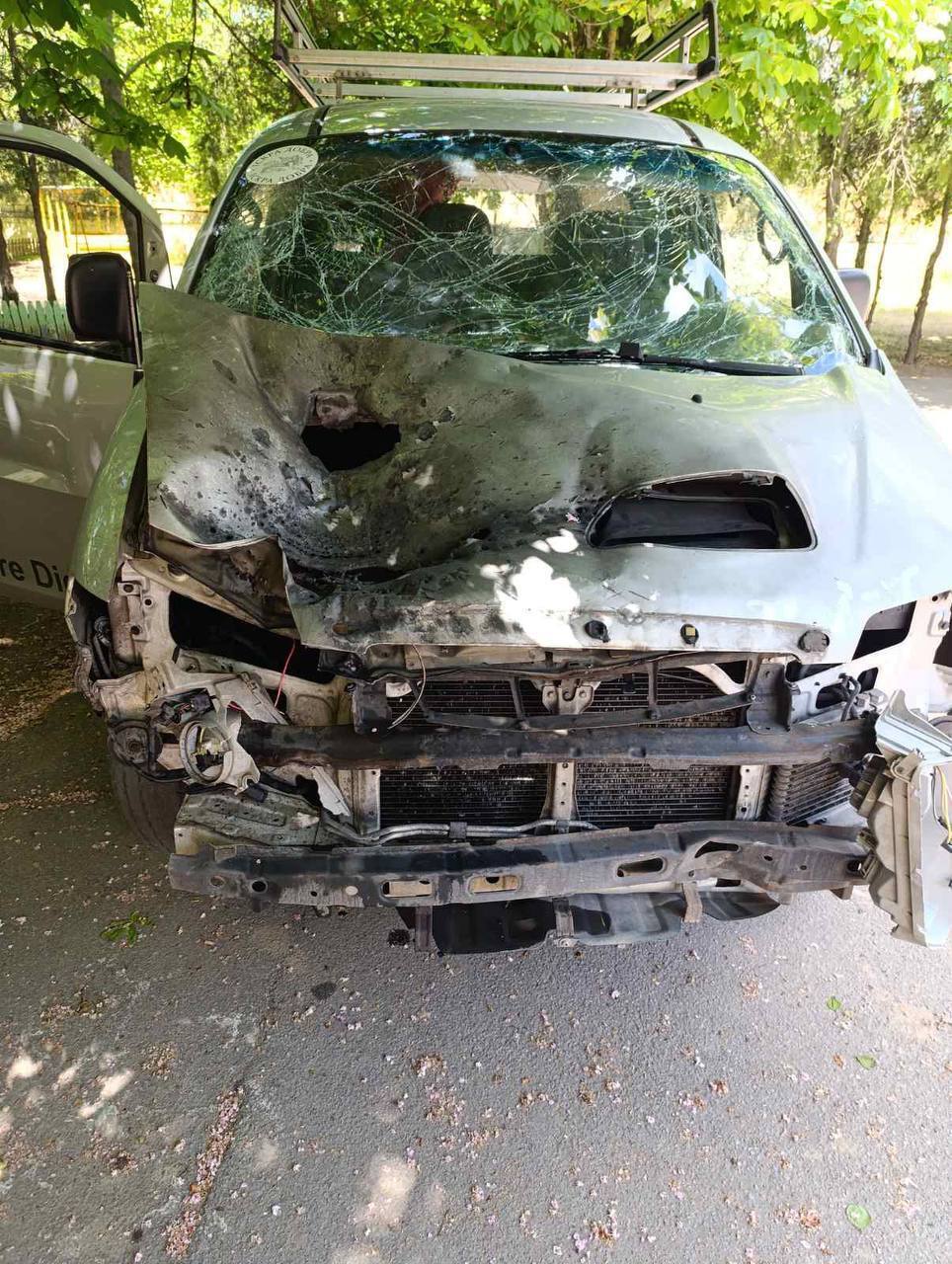 В Херсоне оккупанты атаковали автомобиль волонтеров, которые везли еду людям: есть пострадавший. Фото и видео