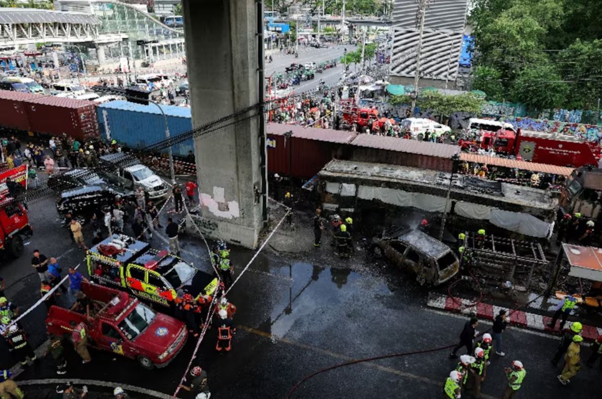В Таиланде грузовой поезд столкнулся с автобусом: много погибших и раненых. Фото