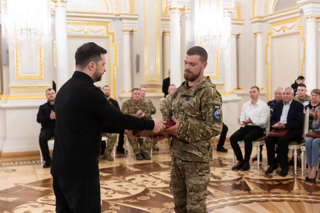 "П’ятий рік ми стоїмо проти ворога": Зеленський вручив нагороди українським військовим. Відео