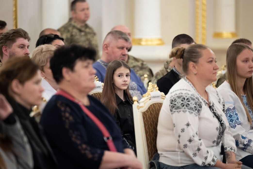 "П’ятий рік ми стоїмо проти ворога": Зеленський вручив нагороди українським військовим. Відео