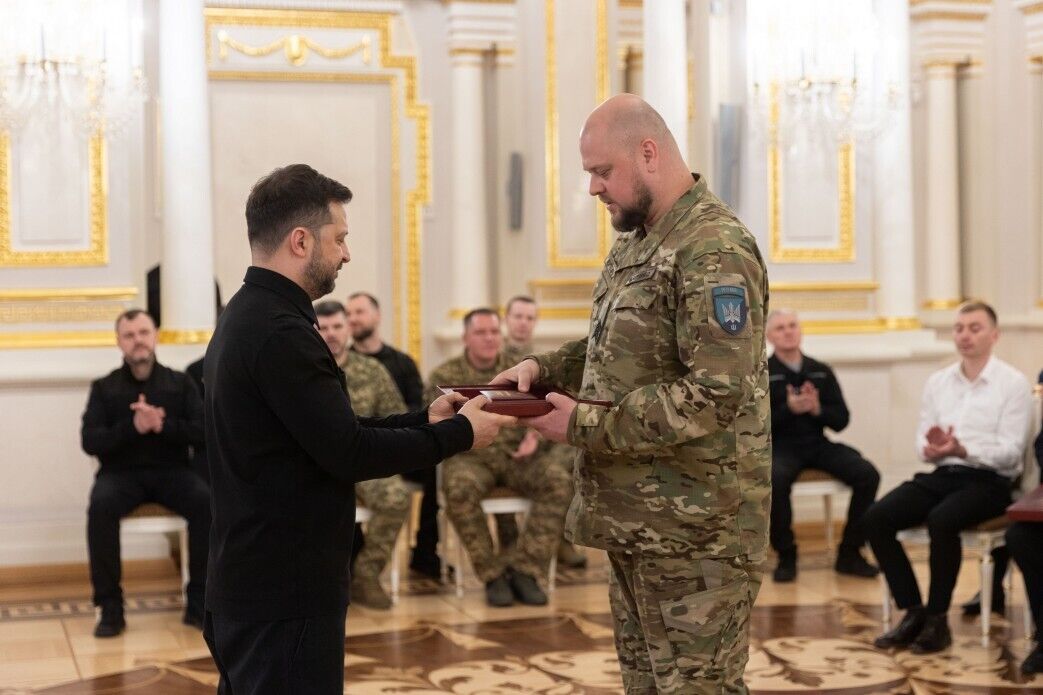 "П’ятий рік ми стоїмо проти ворога": Зеленський вручив нагороди українським військовим. Відео