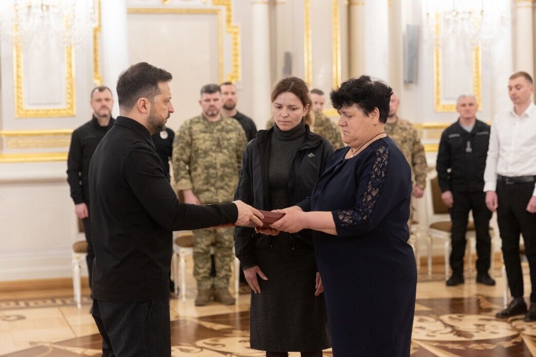 "П’ятий рік ми стоїмо проти ворога": Зеленський вручив нагороди українським військовим. Відео