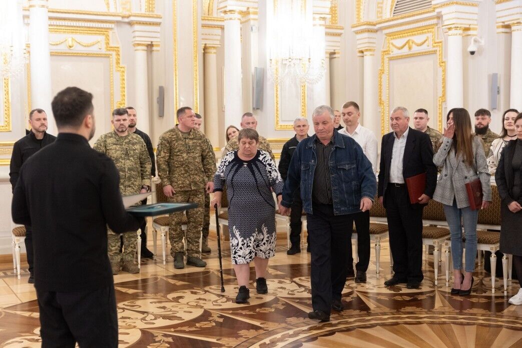 "П’ятий рік ми стоїмо проти ворога": Зеленський вручив нагороди українським військовим. Відео
