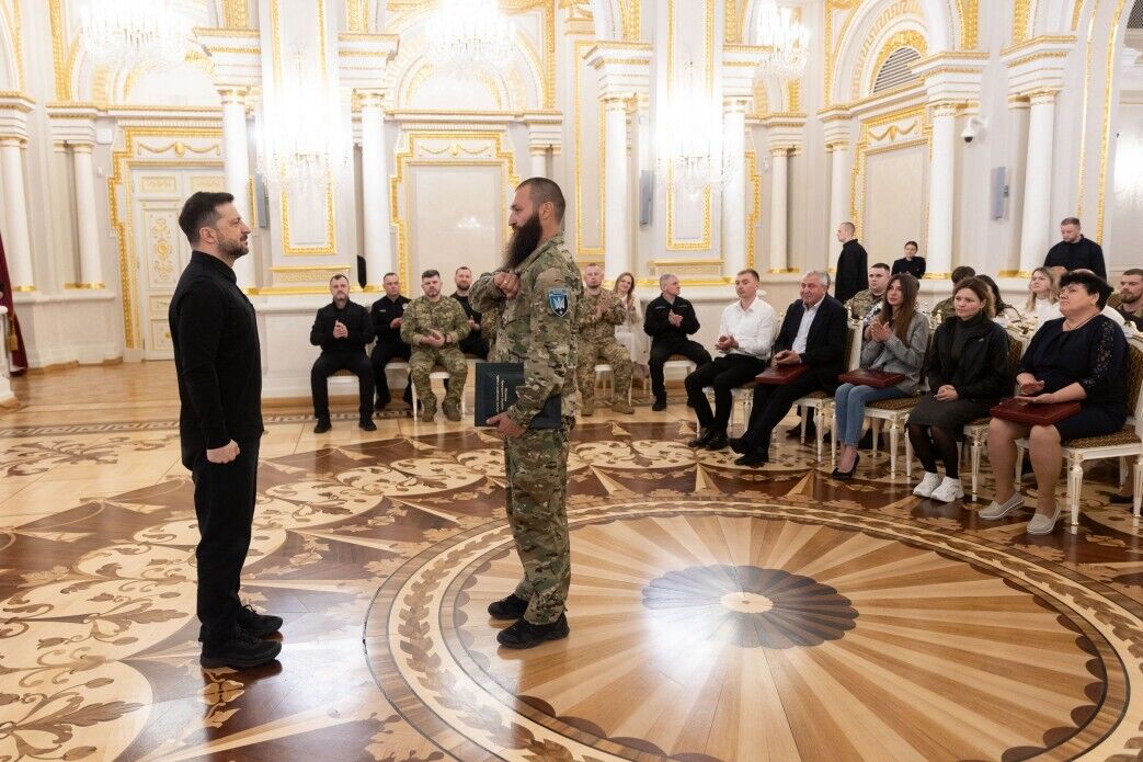 "П’ятий рік ми стоїмо проти ворога": Зеленський вручив нагороди українським військовим. Відео