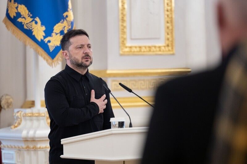 "П’ятий рік ми стоїмо проти ворога": Зеленський вручив нагороди українським військовим. Відео