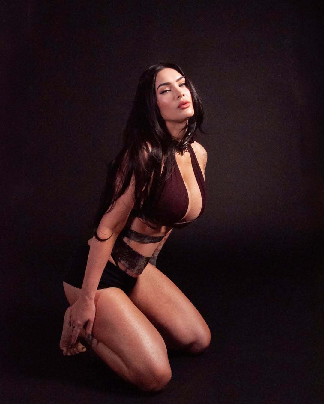 Меган Фокс – 40 лет: звезда поразила соблазнительной фотосессией в белье и с огнем в день рождения
