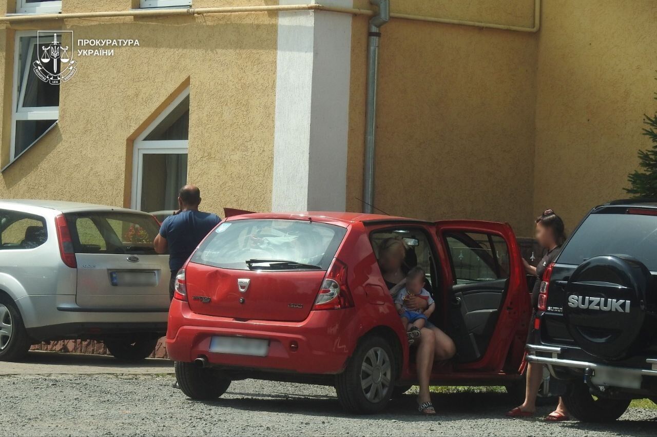 На Закарпатті чоловік намагався продати немовля в Іспанію за $25 тисяч: як його покарали. Фото