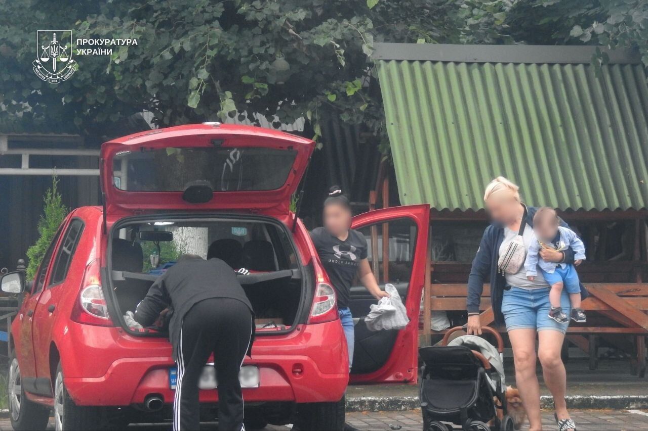 На Закарпатті чоловік намагався продати немовля в Іспанію за $25 тисяч: як його покарали. Фото