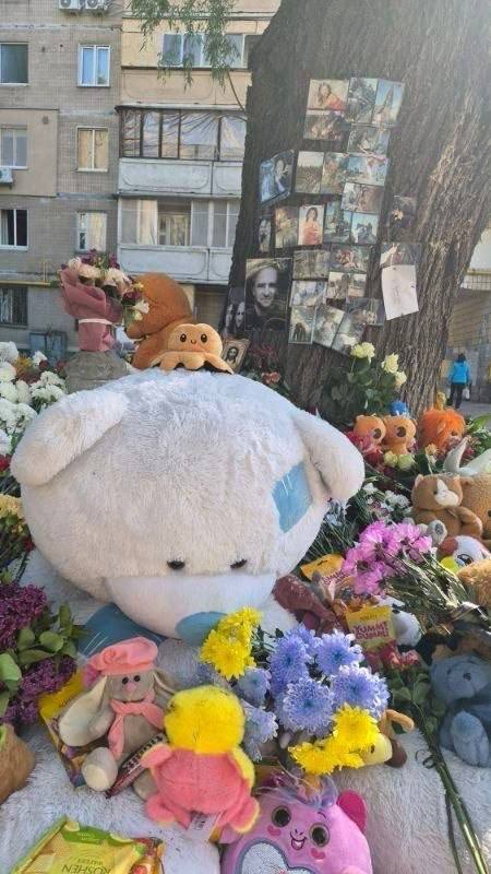 Навсегда в памяти: в Киеве люди продолжают приносить цветы и игрушки к разрушенному российской ракетой дому. Фото и видео