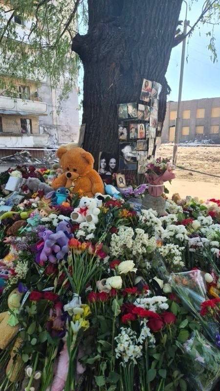 Навсегда в памяти: в Киеве люди продолжают приносить цветы и игрушки к разрушенному российской ракетой дому. Фото и видео