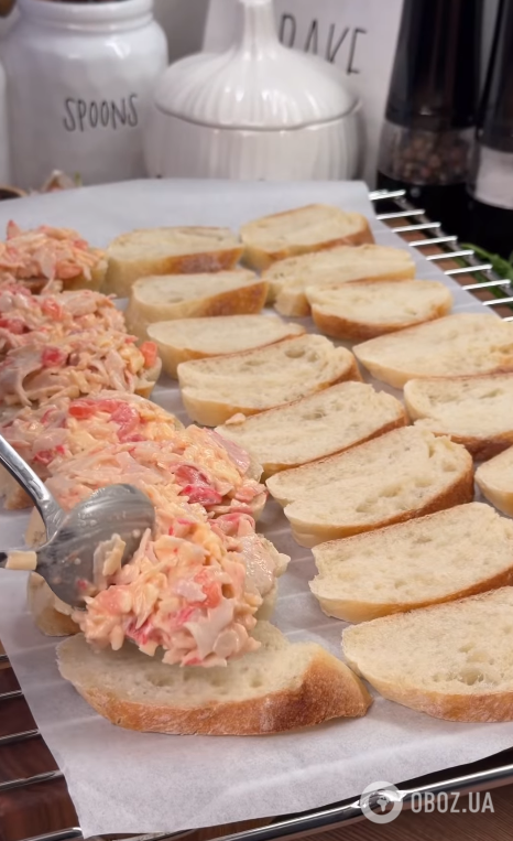 Вкусные брускетты с крабовыми палочками: рецепт в духовке за 20 минут