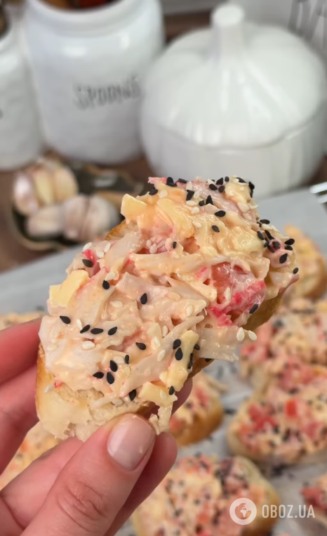 Вкусные брускетты с крабовыми палочками: рецепт в духовке за 20 минут