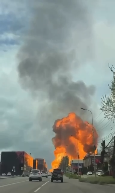 У російському П’ятигорську стався потужний вибух на АЗС, піднявся вогняний гриб: момент потрапив на відео
