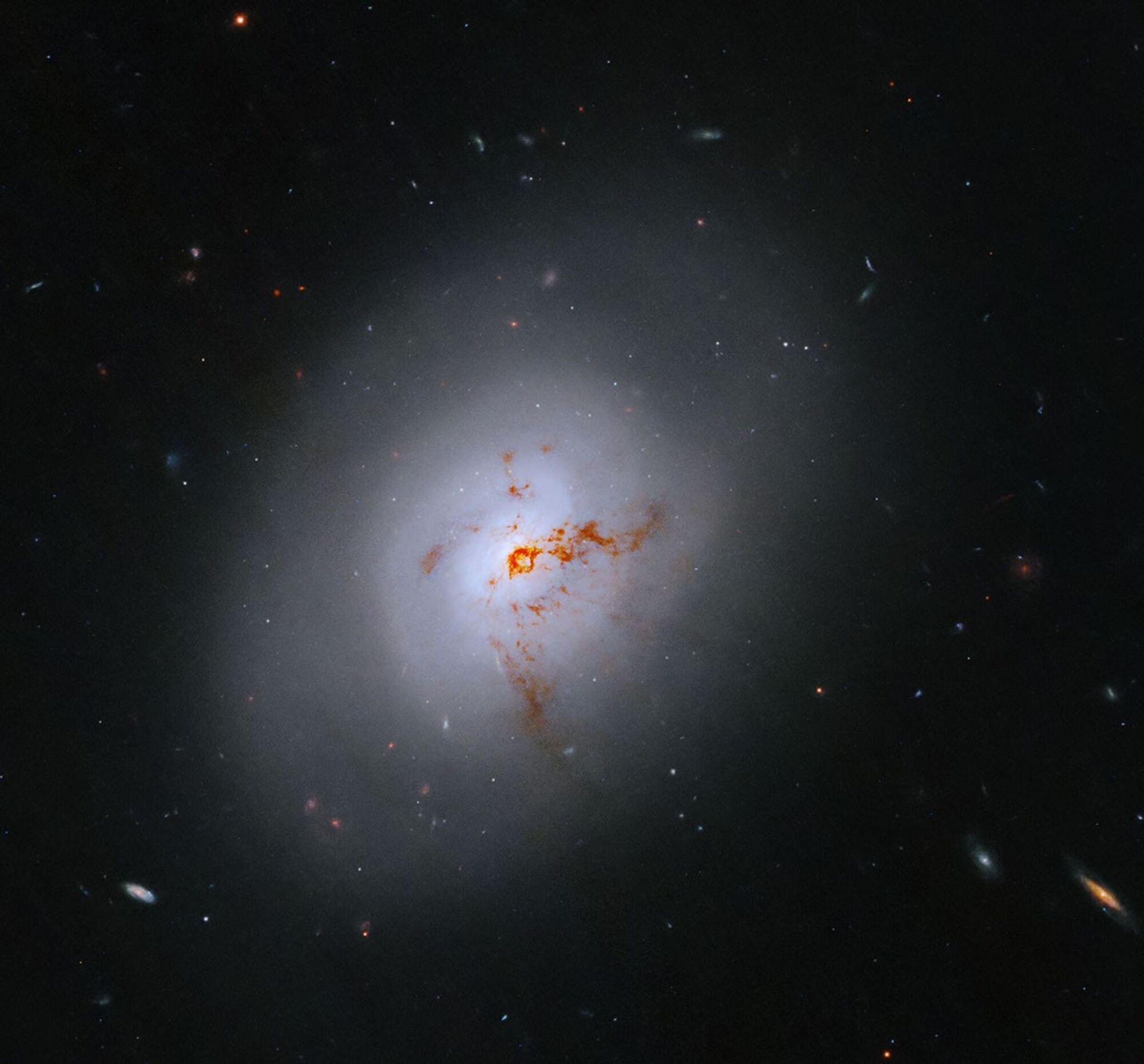 Телескоп Hubble показал редкую линзовидную галактику в созвездии Эридана. Фото
